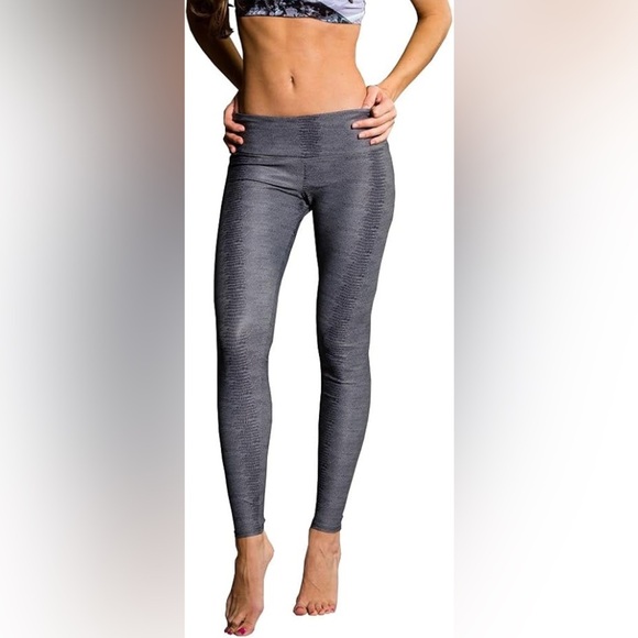ONSIE ‘flow’ NWT Charcoal Snake 209 Hot Yoga Leggings Size S/M - Picture 1 of 11